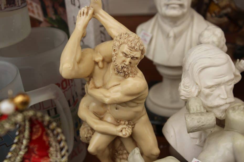Statue die zwei nackte, kämpfende Männer zeigt.